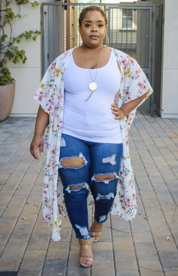 Chic Plus-Size Summer Outfit with Kimono & Distressed Jeans